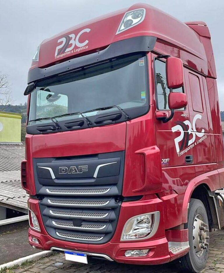 Imagem de um caminhão DAF XF vermelho da frota PBC