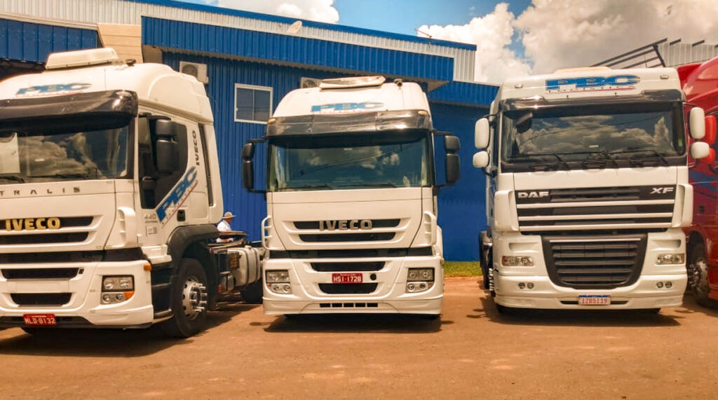 Caminhão Iveco e Daf da PBC estacionando em empresa