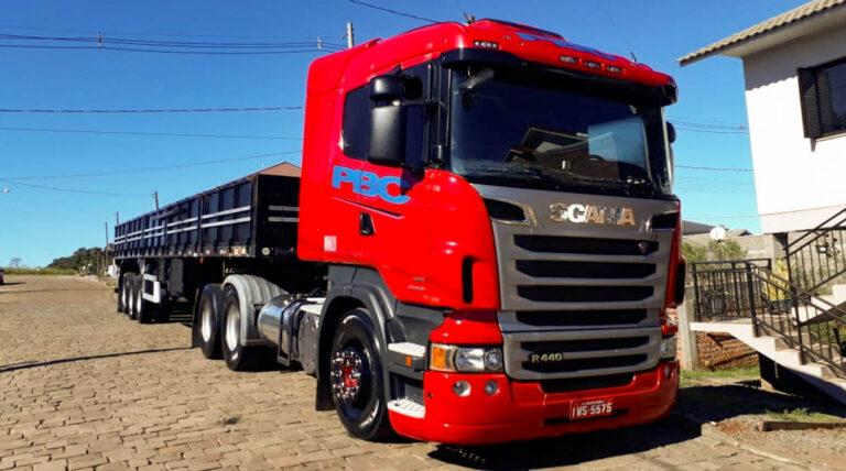 Caminhão scania escania r440 carroceria aberta da PBC estacionando