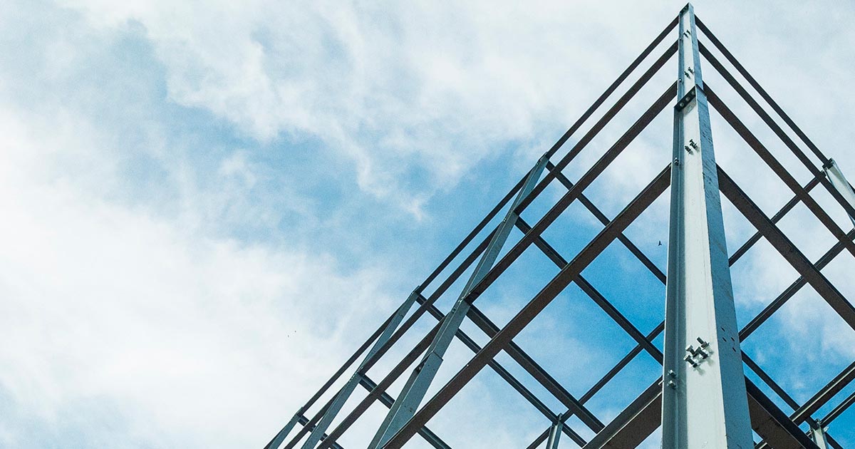 estrutura metalica de uma cosntrução com fundo de ceu azul